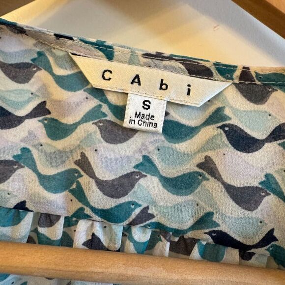 Cabi Style #342 Tweet Top Faux Wrap Front Bird Print Women's Size‎ Small - Picture 3 of 8